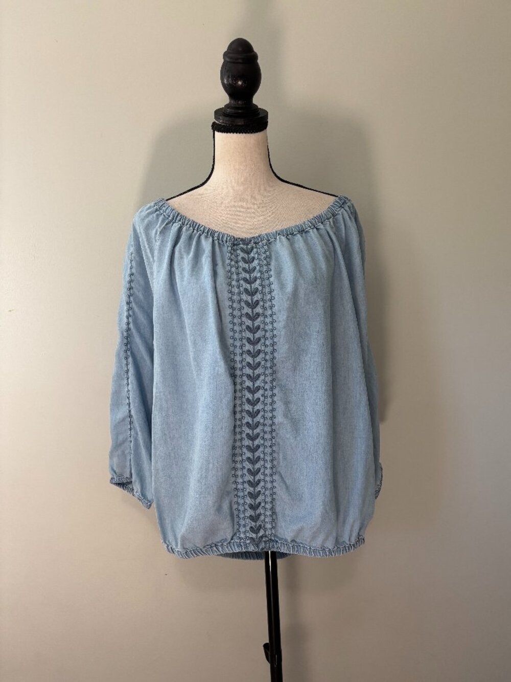 Soho NY&Co Chambray Off Shoulder Embroidered Top Size L Like New
